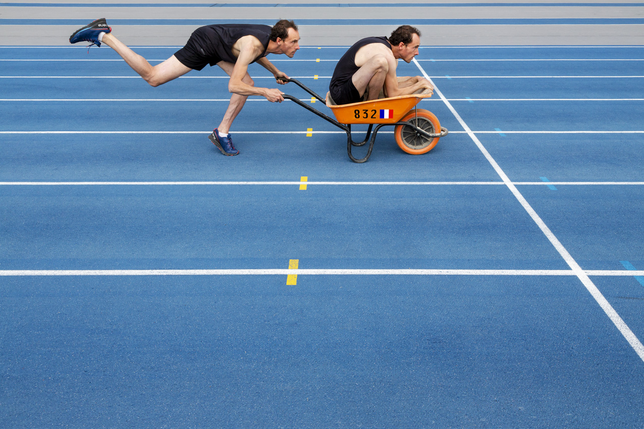 Title : 400m relay wheelbarrow M, 100 x 70 cm, 2023 – SUPER PIXEL – PUC & JEU DE PAUME